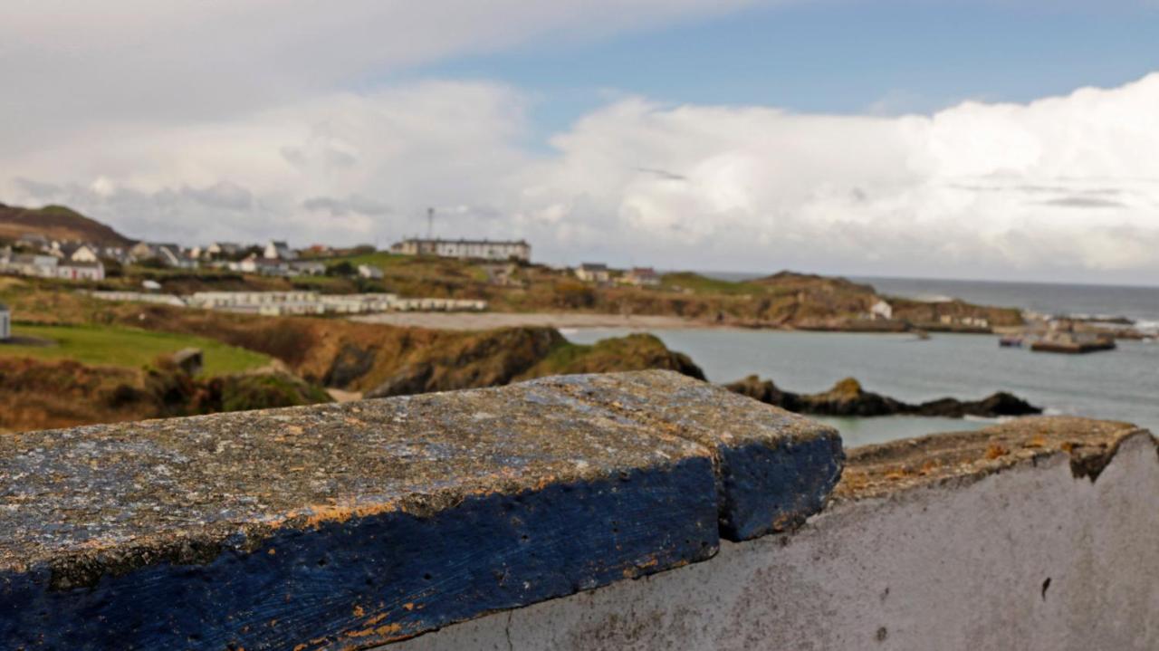 Hotel The Seaview Tavern à Ballygorman Extérieur photo